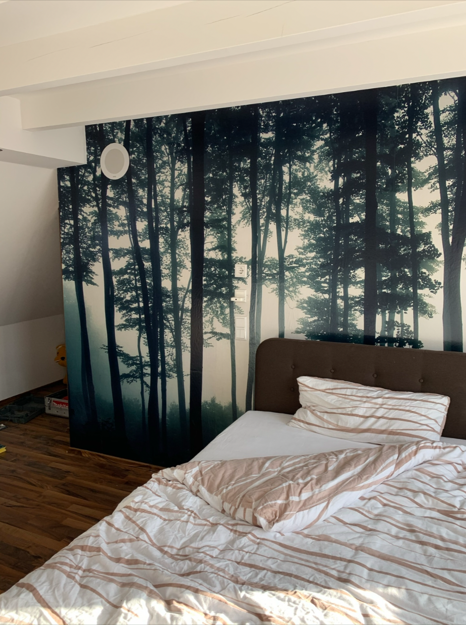 Schlafzimmer mit Wald-Fototapete nach Renovierung