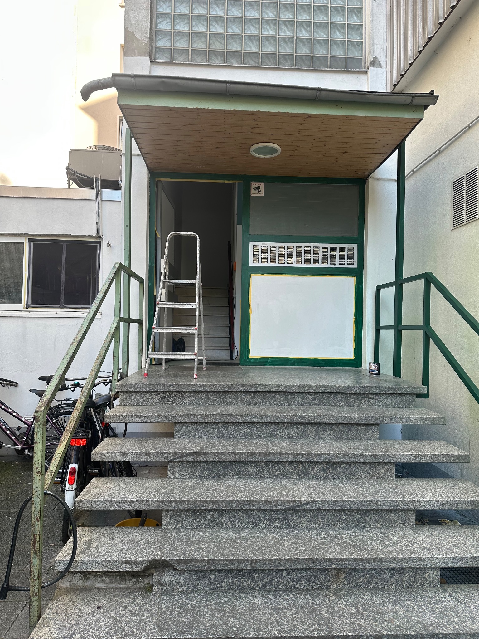 Treppenhaus vor der Renovierung mit alter Farbe