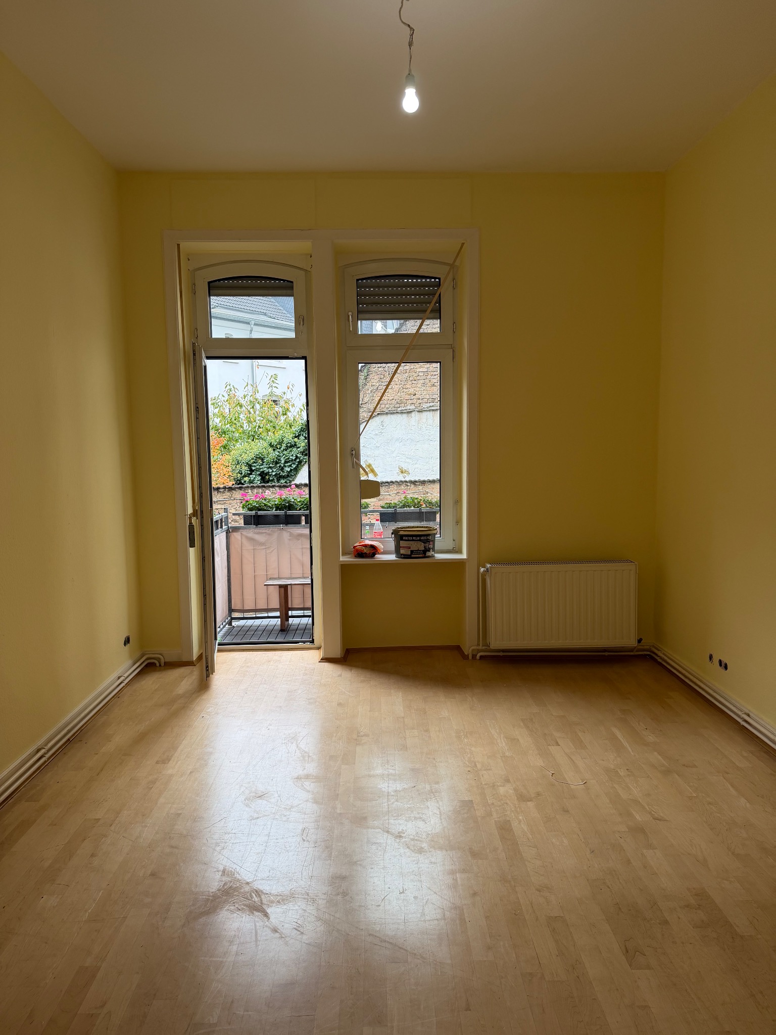 Zimmer vor der Renovierung mit gelben Wänden