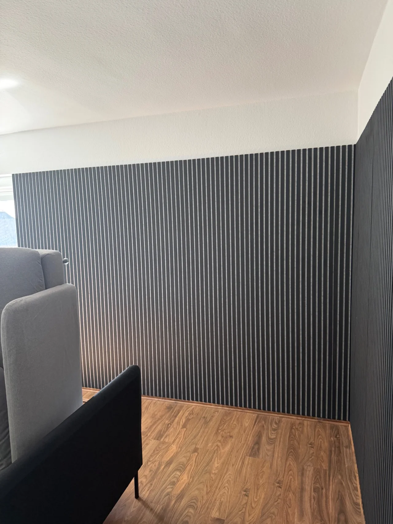 Von Aurevo montierte dunkle Wandpaneele in einem Wohnraum in Wiesbaden